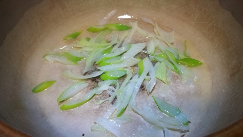家宴菜谱~拆骨肉烩酸菜,锅中少许油 爆出从香