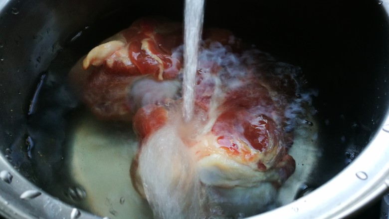 家宴菜谱~拆骨肉烩酸菜,放入锅中飞水去除血水腥气