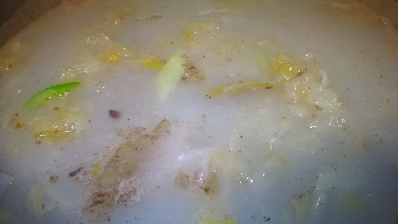 家宴菜谱~拆骨肉烩酸菜,倒入棒骨浓汤