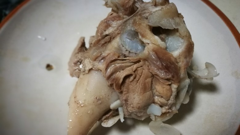 家宴菜谱~拆骨肉烩酸菜,捞出棒骨晾一晾