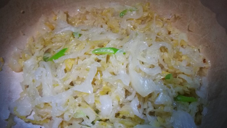 家宴菜谱~拆骨肉烩酸菜,倒入<a style='color:red;display:inline-block;' href='/shicai/ 3361'>酸菜</a>丝翻炒