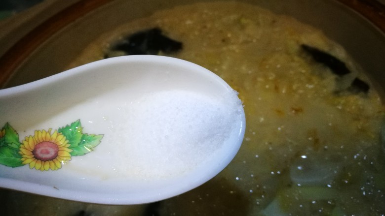 家宴菜谱~拆骨肉烩酸菜,加适量盐