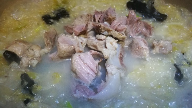家宴菜谱~拆骨肉烩酸菜,倒入拆骨肉煮炖