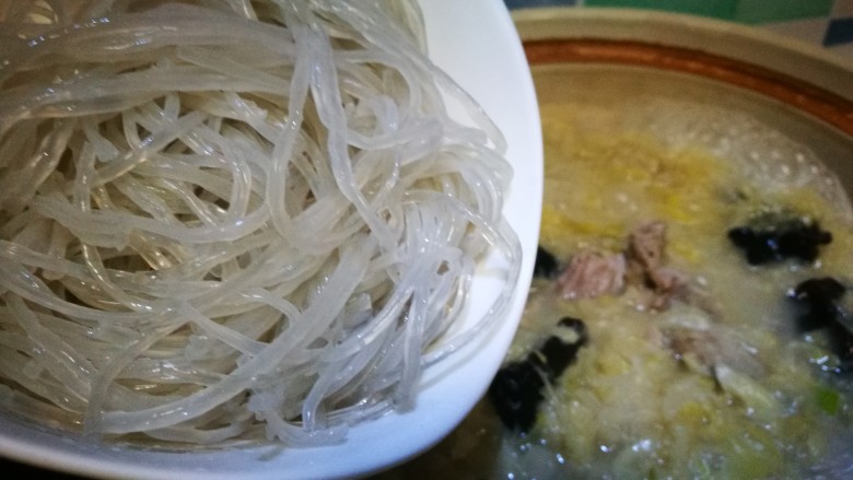 家宴菜谱~拆骨肉烩酸菜,出锅前倒入粉条 煮至透明即可