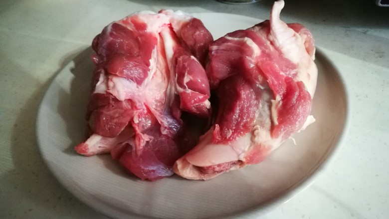 家宴菜谱~拆骨肉烩酸菜,棒骨冲洗干净