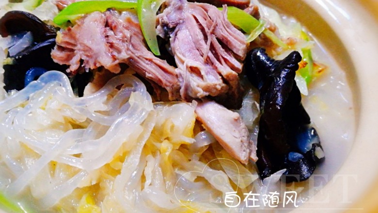 家宴菜谱~拆骨肉烩酸菜,一锅美味诱人的拆骨肉烩酸菜就上桌啦😋