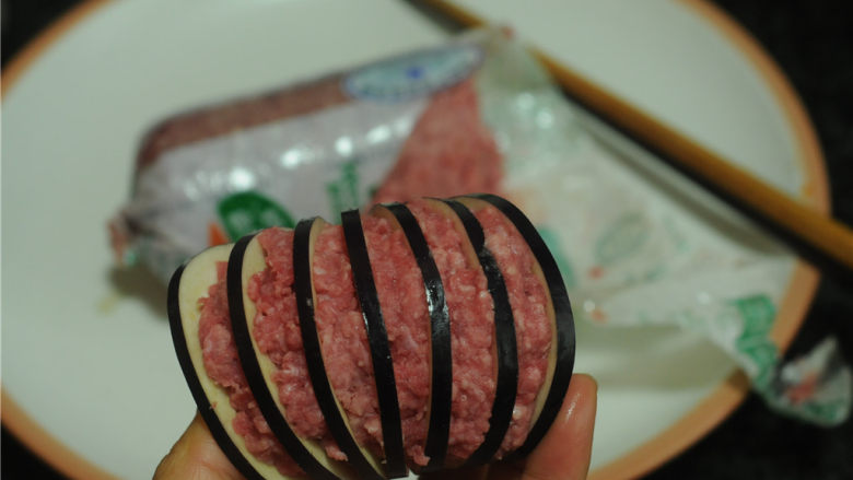 灯笼茄子,每一片茄片中间塞入同样多的<a style='color:red;display:inline-block;' href='/shicai/ 8488'>牛肉馅</a>,用筷子压紧