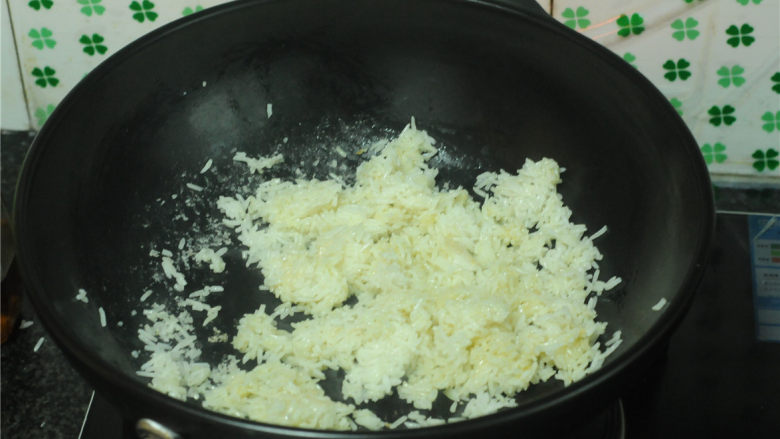 黄金蔬菜炒饭,油锅烧热,<a style='color:red;display:inline-block;' href='/shicai/ 6501'>剩米饭</a>倒进去,立刻转中火