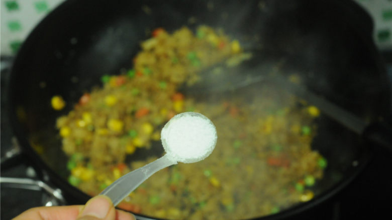 黄金蔬菜炒饭,撒入盐,