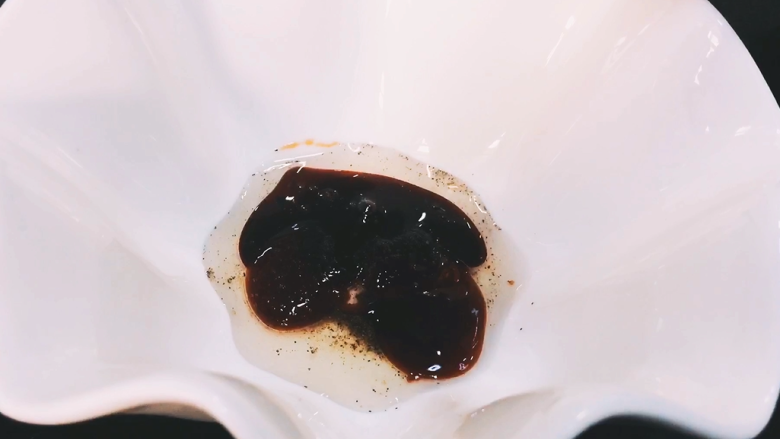 【cathy边吃边营养】龙利鱼杂蔬煲,接下来就是这道菜谱最重要的一个步骤，蘸料碗的调制

这里cathy在版中加入了黑胡椒粉，亚麻籽油，低钠的<a style='color:red;display:inline-block;' href='/shicai/ 788'>生抽</a>、<a style='color:red;display:inline-block;' href='/shicai/ 721'>蚝油</a>、盐，最后再从锅中盛两勺底汤加入碗中搅拌均匀，这个龙利鱼杂蔬煲的蘸料碗就搞定啦，这里一定要注意一点，就是亚麻籽油最好不要用来炒菜，大家可以用来凉拌，这样它的营养价值才能最大限度的发挥出来~