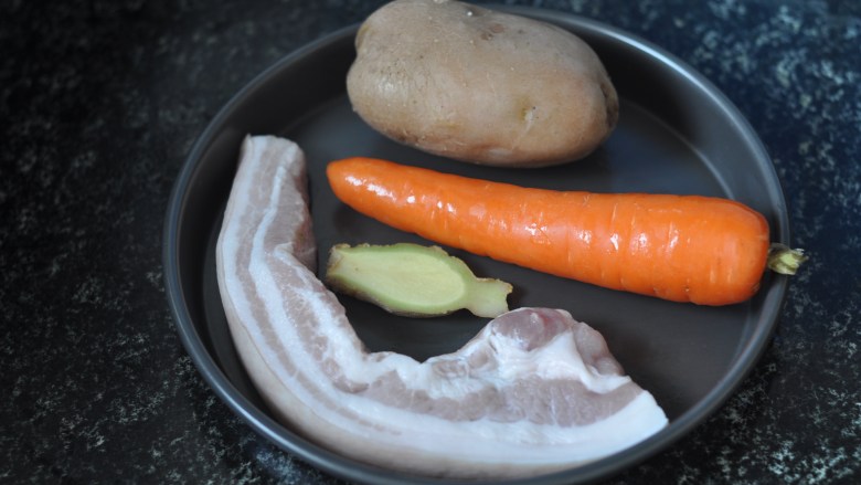 牛奶炖土豆,准备好食材，<a style='color:red;display:inline-block;' href='/shicai/ 23'>土豆</a>提前煮熟