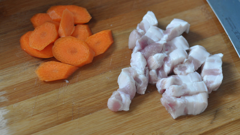 牛奶炖土豆,五花肉切小块，<a style='color:red;display:inline-block;' href='/shicai/ 25'>胡萝卜</a>去皮切片