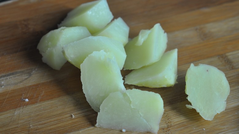 牛奶炖土豆,土豆用微波炉高火几分钟叮熟，去皮切厚滚刀块，如果用生土豆，切薄一点哈