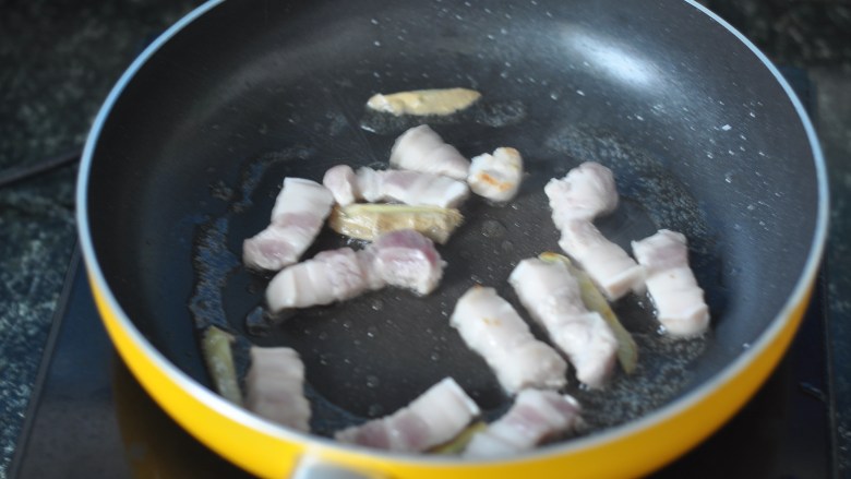 牛奶炖土豆,锅里放少许油，放<a style='color:red;display:inline-block;' href='/shicai/ 37'>姜</a>煸香，放五花肉小火煎出油，微黄