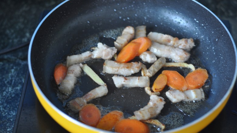 牛奶炖土豆,煎至五花肉2面微黄，放入胡萝卜片