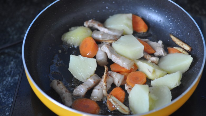 牛奶炖土豆,放入土豆块翻炒均匀