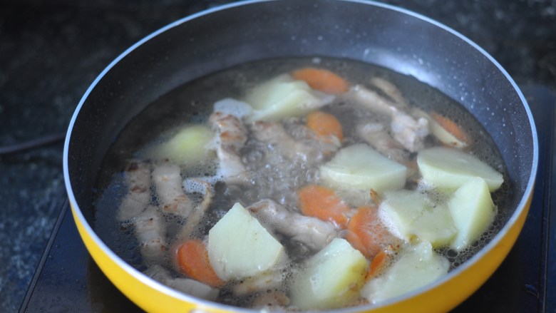 牛奶炖土豆,加入一碗清<a style='color:red;display:inline-block;' href='/shicai/ 156925'>水</a>