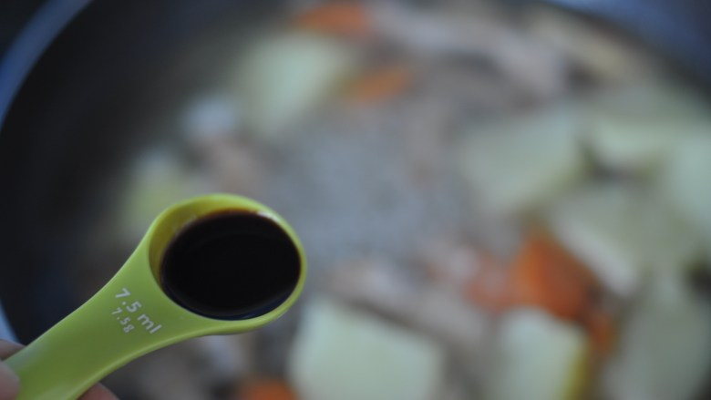 牛奶炖土豆,开盖后加入1勺<a style='color:red;display:inline-block;' href='/shicai/ 788'>生抽</a>