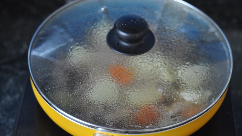 牛奶炖土豆,盖上盖子炖15分钟