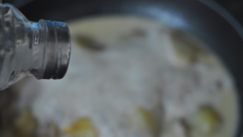 牛奶炖土豆,加入适量食盐