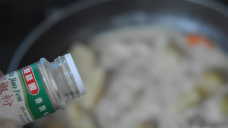 牛奶炖土豆,加入胡椒粉调味即可