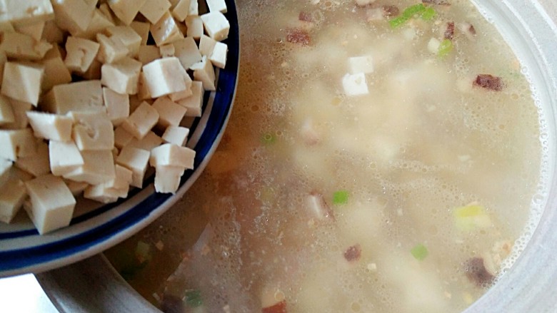 西湖牛肉羹,浓汤宝煮化后加入豆腐丁,大火煮2分钟。