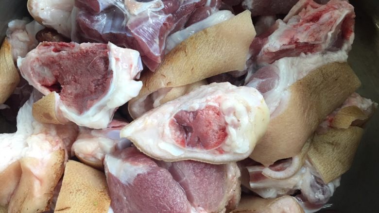 酱烧猪蹄🐷,猪蹄:特意叫卖肉阿姨帮我火炙了猪蹄外皮,这样煮的口感会比较好,一般卖肉档口都会提供这种服务的