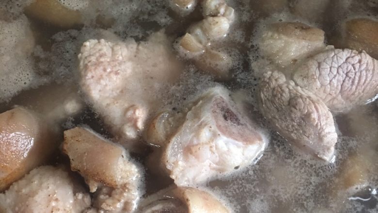 酱烧猪蹄🐷,猪蹄先过煮开的水,然后捞出倒入冷水中浸泡,再捞出盘中待用