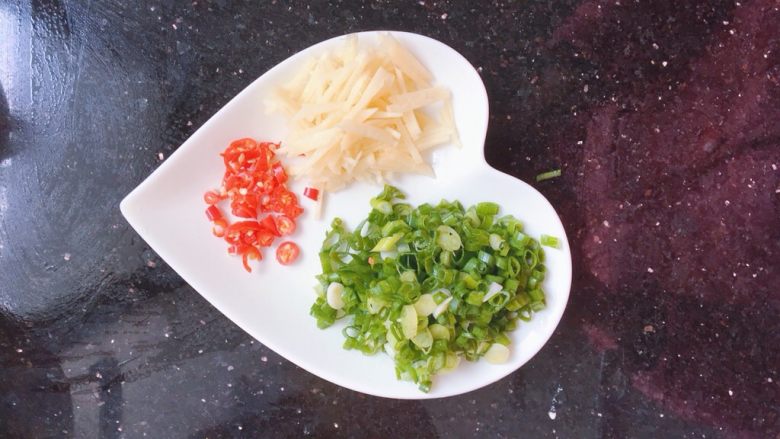 清蒸桂花鱼,生姜切成丝,辣椒切碎,小葱切成葱花
