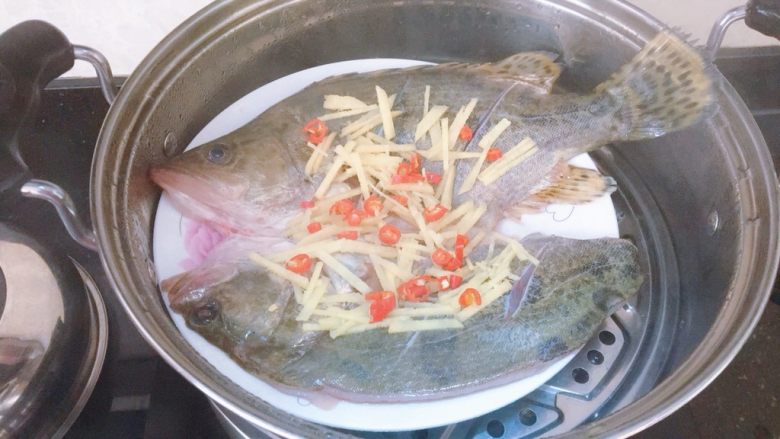 清蒸桂花鱼,待水开后,把鱼放入锅中