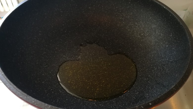 鱼香火腿茄条,起油锅,多放点油,茄子比较吃油。
