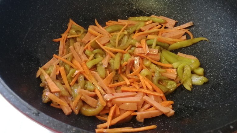 鱼香火腿茄条,加胡萝卜丝,火腿肠翻炒。