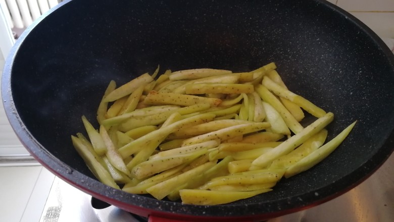 鱼香火腿茄条,油热炒茄子丝