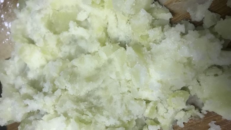 清真小吃-炸松肉,这个时候,土豆已经蒸好了,将土豆去皮,待土豆晾一会儿后,将土豆弄成泥。(如果有咯吱就忽略此步)