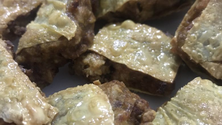 清真小吃-炸松肉,滤过油的松肉可以开吃啦!趁热吃很好吃的哦,如果隔夜了,那么请上蒸锅热了吃,不要再复炸,个人觉得复炸的不好吃。