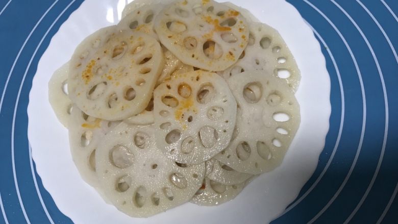 香脆爽口炝拌藕片,控干水分,放入盘中倒入调好的汁。