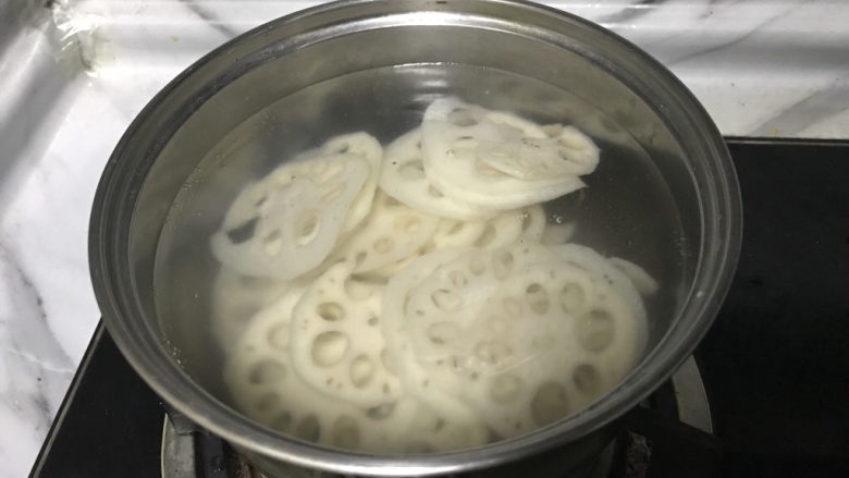 香脆爽口炝拌藕片,锅中放清水,水烧开放入莲藕片。