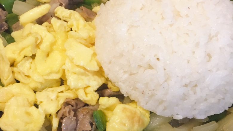 肥牛炒饭,放入炒好的鸡蛋和米饭,翻炒均匀