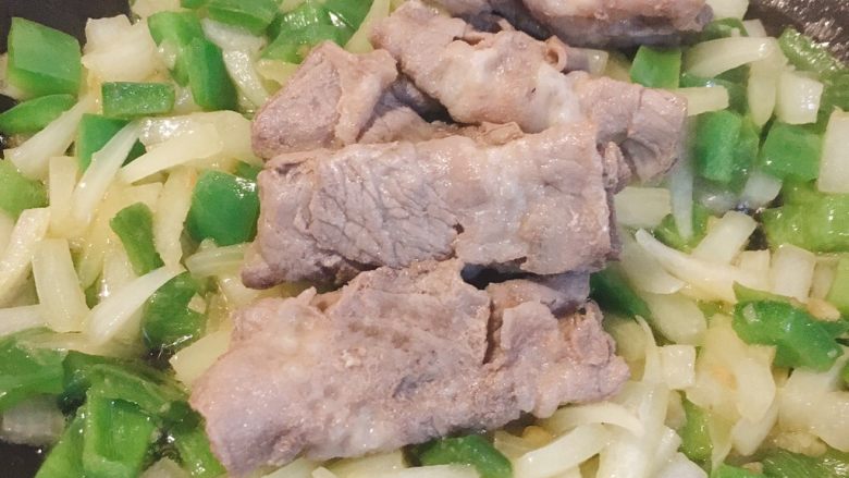肥牛炒饭,放入肥牛片翻炒,逸出肉香即可