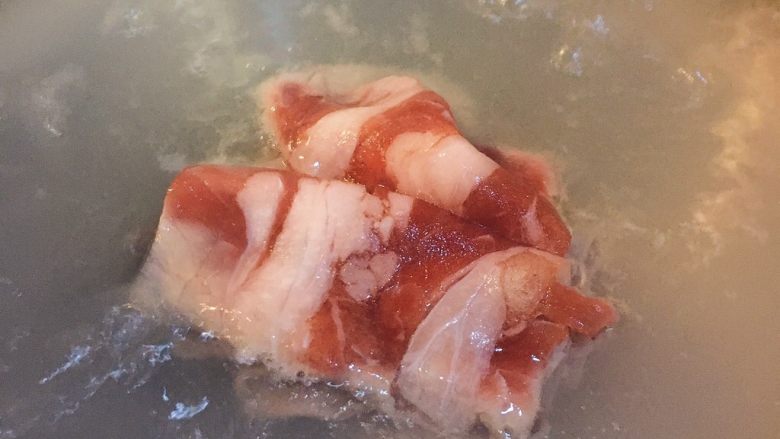 肥牛炒饭,烧一锅水,将肥牛片在沸水中焯一下