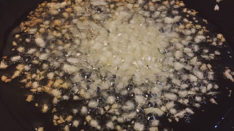 肥牛炒饭,热锅,中小火,倒适量油,炒香蒜末