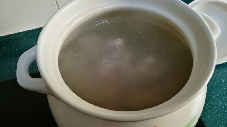 什锦米粉,一碗好的米粉汤头很重要,先准备一锅骨头汤或者鸡汤。怕麻烦也可以直接用水好了。