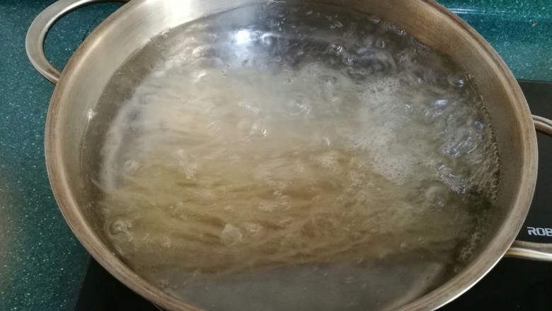 什锦米粉,煮锅里水烧开,放入米粉,煮三分钟后关火。