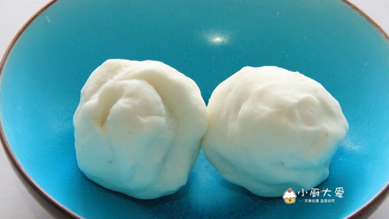 过年菜---福瑞白菜,揉好的面团分成两份