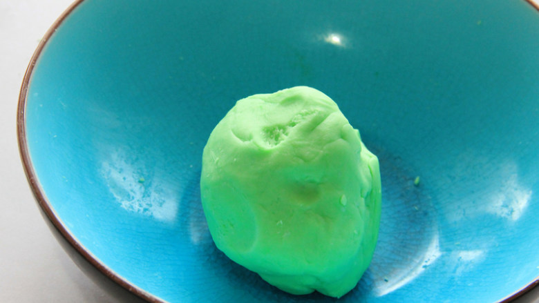 过年菜---福瑞白菜,一分加入绿色的<a style='color:red;display:inline-block;' href='/shicai/ 759'>食用色素</a>(也可以用菠菜汁,用菠菜汁只要处理得当,也可以达到非常漂亮和通透的绿色),揉成绿色的面团。