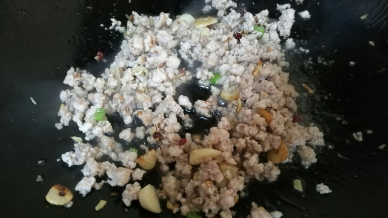 什锦米粉,利用这个时间炒肉酱。炒锅放油,加入葱姜蒜爆香,然后加入肉末,加入一点料酒翻炒。