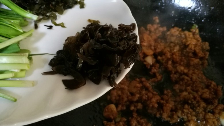 什锦米粉,加入木耳丝、绿豆芽和香菇,再加一点点白糖。