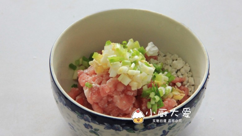 过年菜---福瑞白菜,肉馅加入<a style='color:red;display:inline-block;' href='/shicai/ 2800'>生姜</a>末，<a style='color:red;display:inline-block;' href='/shicai/ 3232'>香葱</a>末，淀粉，<a style='color:red;display:inline-block;' href='/shicai/ 718'>料酒</a>