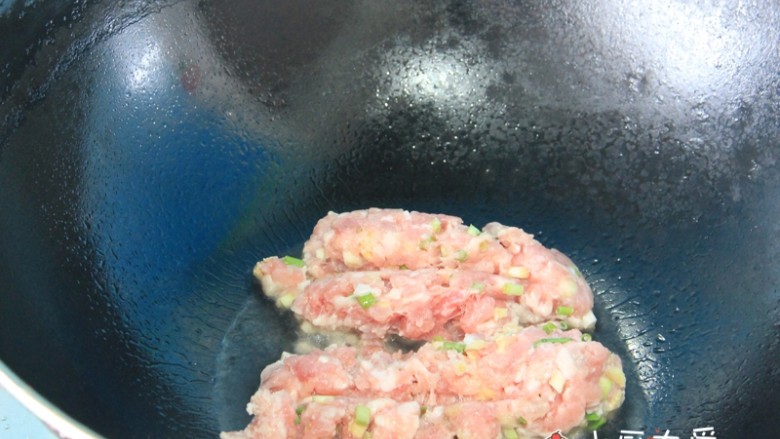 过年菜---福瑞白菜,锅里倒油烧热,把肉末放入锅里