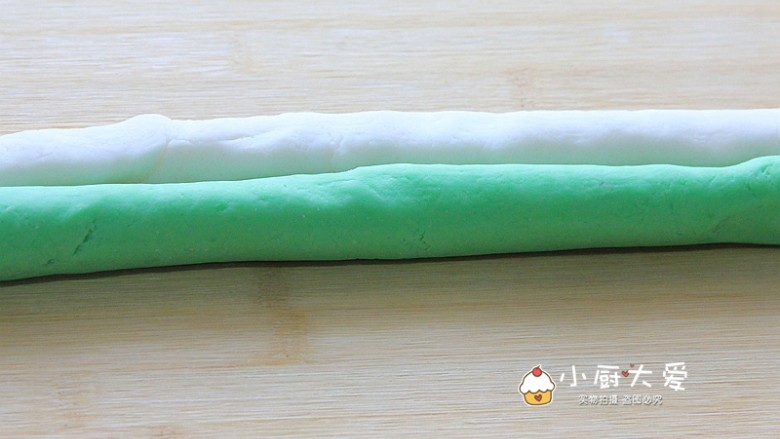 过年菜---福瑞白菜,把2份面团揉成一样长度和粗细的长条